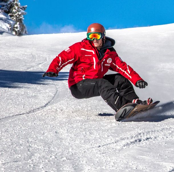 Learn to carve on the slopes at Veysonnaz Swiss snowboard school